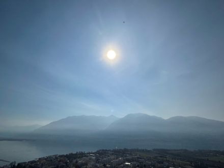 Sottilissimo cirrostrato, in aumento e in addensamento sopra il Locarnese il mattino del 21 marzo 2023. A causa della caligine nei bassi strati, non è facile osservarlo.