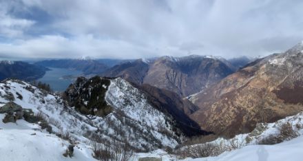 Fig. 4: Foto scattata dalla Cima di Sassello (ca. 1900 m slm) verso sud sopra il Lago Maggiore. Considerata la latitudine un po' più meridionale rispetto alla cresta alpina, le precipitazioni odierne non hanno raggiunto queste regioni. Da notare la neve rimasta sui pendii rivolti a nord. Foto: Luca Silvanti. 
