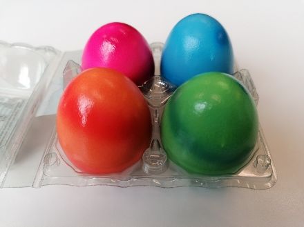 Uova di Pasqua nei colori utilizzati per gli esperimenti. 