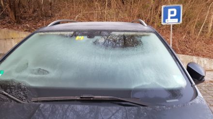 I fiori di brina sui finestrini delle auto sono rari. A causa della rapida crescita dello strato di brina, il parabrezza è solitamente ricoperto da un sottile strato uniforme di brina.