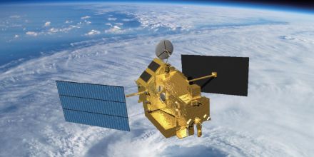 TRMM è stato un satellite di ricerca in funzione dal 1997 al 2015, progettato per migliorare la comprensione della distribuzione e della variabilità delle precipitazioni ai tropici come parte del ciclo dell'acqua nell'attuale sistema climatico. Fonte: NASA.