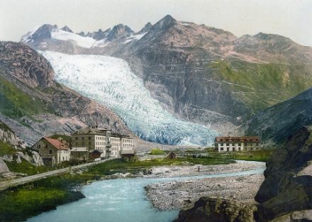 Fig. 1: Il ghiacciaio del Rodano nel XIX secolo. Oggi, il ghiacciaio si è ritirato dietro la soglia del terreno accanto al Belvedere, un hotel che si può vedere sulla strada tortuosa del Furka.