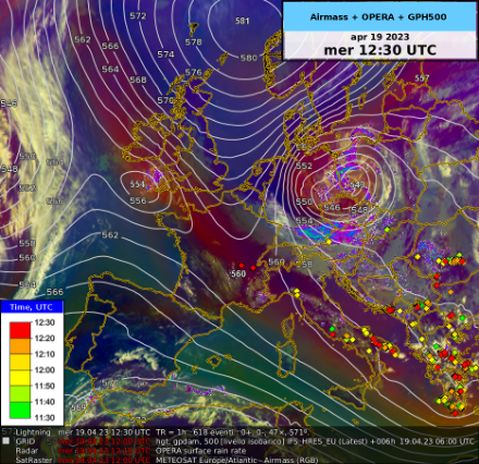 Fig. 1: la situazione oggi, mercoledì 19.4, ore 12:30 UTC. È mostrata una sovrapposizione di un’immagine satellitare che mette in evidenza la massa d’aria (colori rossastri = massa d’aria più fredda), del geopotenziale a 500 hPa, del composito radar europeo OPERA e dell’attività elettrica. È ben visibile la depressione d’alta quota presso la Polonia.