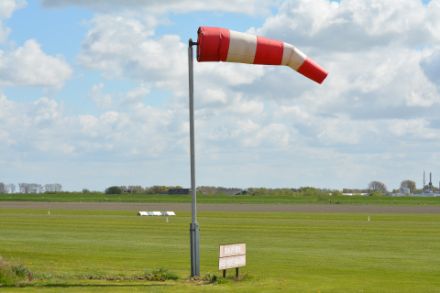 La "Calza del vento" è presente in tutti gli aeroporti e da una prima indicazione sulla forza e la direzione del vento. 