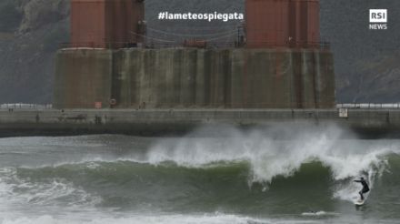 Fig. 3. Una tempesta invernale nel 2016 a San Francisco dovuta a El Niño ha permesso il surf sotto al famoso Golden Gate Bridge. Fonte: RSINews-keystone.
