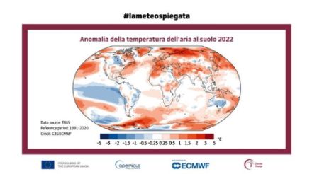 Fig. 4. Anomalia della temperatura dell'aria al suolo nel 2022, rispetto alla media 1991-2020, dove si vede bene l'effetto raffreddante de La Niña al largo delle coste sudamericane. Fonte: ECMWF.