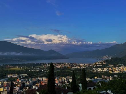 Altocumulus castellanus ripresi da Locarno-Monti lunedì mattina alle 6:45. Sullo sfondo è anche ben visibile la nube temporalesca associata ai fenomeni che hanno interessato nel primo mattino il Mendrisiotto e la provincia di Varese.