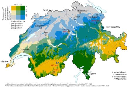 Figura 1: Nove regioni climatiche della Svizzera e del Liechtenstein in base alla durata relativa del soleggiamento annuale e alle precipitazioni medie annuali nel periodo 1991-2020. Il significato dei colori è indicato in alto a sinistra. Le regioni con poco sole e poche precipitazioni sono indicate in grigio chiaro. Le regioni con molto sole e poche precipitazioni sono in giallo scuro. Se ci sono molte precipitazioni e poco sole, la regione è di colore azzurro. Le regioni soleggiate con molte precipitazioni sono di colore verde scuro. Altri cinque colori indicano regioni che non sono estreme sotto almeno un aspetto. I simboli del sole e delle gocce di pioggia indicano le località con i valori più bassi e più alti di durata del sole e di precipitazioni nelle stazioni di MeteoSvizzera.