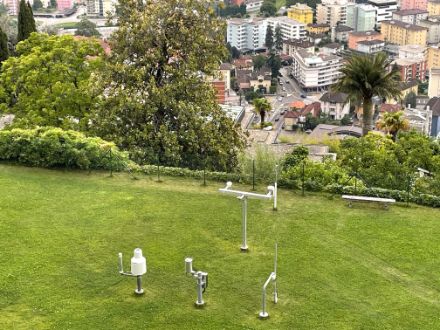 Fig. 1: giardino con strumenti di misura a Locarno-Monti. Dalla sinistra due tipi di pluviometro differenti. 