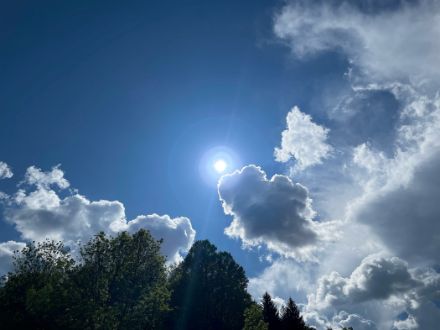 Fig. 2: le nuvole possono esser formate da goccioline d'acqua (come nei cumuli illustrati in questa foto) o da cristallini di ghiaccio in sospensione (come per esempio nei cirri, come sullo sfondo sempre nella stessa foto). Foto: Luca Nisi.