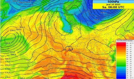 Fig. 3: Geopotenziale (contorni neri) e linee di flusso (linee grigie) a 500 hPA (circa 5500 m s.l.m.), temperatura equipotenziale a 850 hPa. 