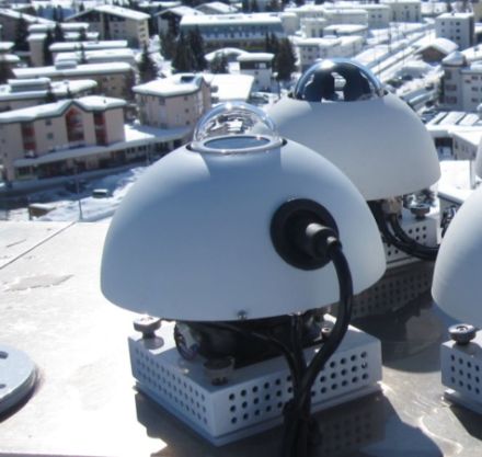 I biometri UV misurano la radiazione ultravioletta. Nell’immagine i biometri installati sul tetto dell’Osservatorio fisico-meteorologico di Davos.
