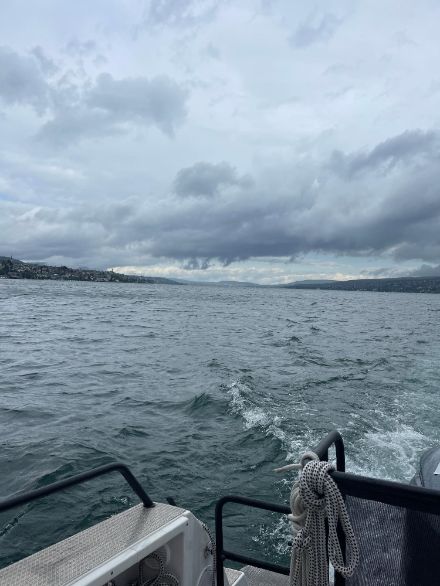 Nubi di pioggia incombenti sul lago di Zurigo.