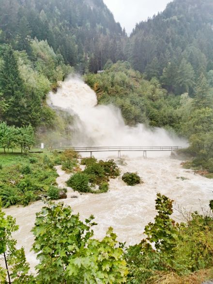 Fig. 5: Piena della cascata Piumogna il 31.08.2020. La nebbiolina che si vede non è il risultato di un processo di condensazione, bensì frutto del flusso turbolento, dell'attrito con il conseguente rilascio di piccole gocce d'acqua nell'aria. Fonte: www.ti.ch