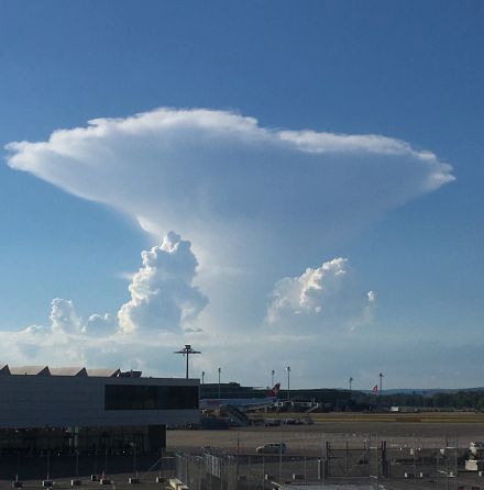 Proprio come il vapore della lavastoviglie si allarga contro il soffitto, anche questa nube di temporale si espande contro la tropopausa. Le nubi più piccole a sinistra e a destra, invece, possono ancora gonfiarsi verso l'alto senza ostacoli per il momento.