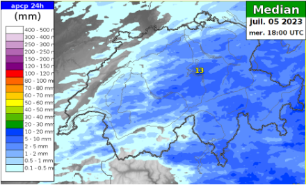 Mediana del totale delle precipitazioni di 24 ore di COSMO-2E fino a mercoledì 5 luglio alle 18 UTC. L'estremo nord e ovest della Svizzera e il Vallese centrale rimangono ai margini del campo di precipitazioni. Per queste regioni, metà dei "membri" simulano precipitazioni inferiori a 1 mm.