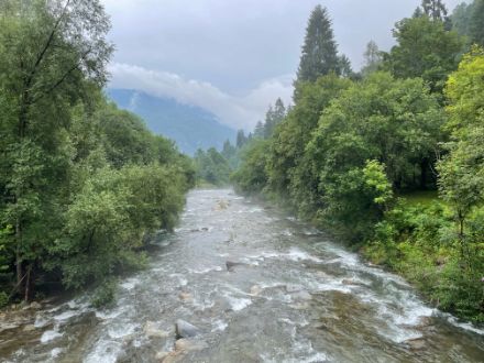 Fig. 4a-b-c.: Condensazione dell'umidità presente nell'aria e formazione di nebbiolina presso il letto del fiume. Foto: L. Nisi.