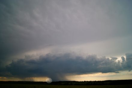 Figura 3: Downburst (disco grigio) sotto una cella temporalesca nel dipartimento dell'Indre in Francia, nel giugno 2013. (Foto: Météo-Centre)