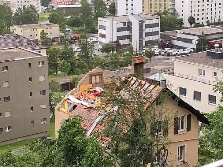 Tetto divelto a La Chaux-de-Fonds, intorno alle 11.30 ora locale di lunedì 24 luglio 2023.