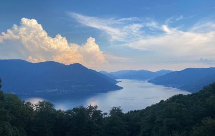 Figura 1: Sviluppo di cumuli verso sud visto dai monti sopra Brissago la sera del 14 agosto 2023. Nella notte sarebbero arrivati dei temporali da ovest. 