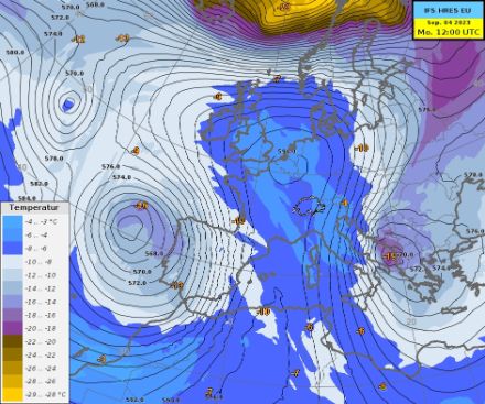 Mappa meteorologica a 500 hPa (circa 5500 metri di altitudine) per lunedì 4 settembre 2023 ore 12 UTC. Le linee di uguale pressione (cosiddette isoipse) mostrano l'andamento delle correnti in quota; le aree colorate indicano la temperatura. La disposizione a forma di lettera greca omega è facilmente riconoscibile, da qui il nome di blocco omega.