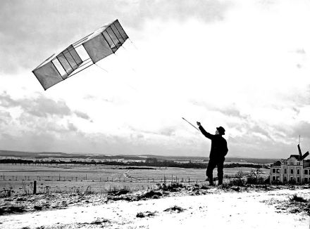 Un aquilone meteorologico si alza in volo alla stazione degli aquiloni di Lindenberg.