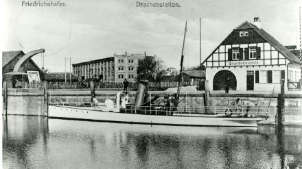La stazione di aquiloni di Friedrichshafen sul Lago di Costanza. Davanti ad essa si trova la nave da traino per la risalita degli aquiloni 