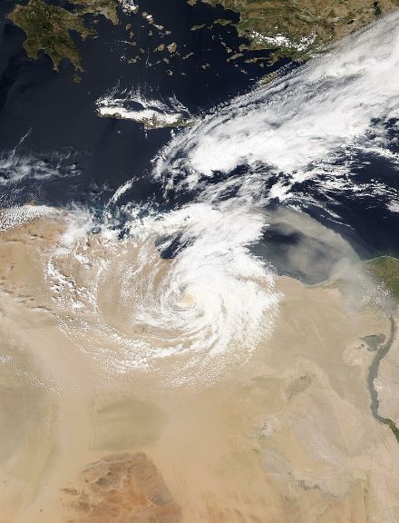 Immagine satellitare della tempesta Daniel in indebolimento sull'Egitto. Una nube di sabbia è chiaramente visibile sulle acque del Mar Mediterraneo.