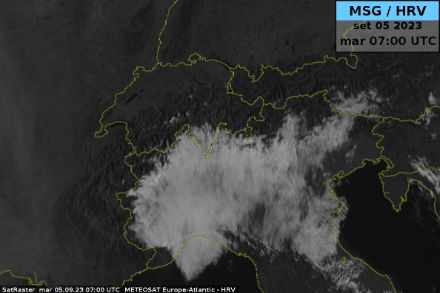 Immagine da satellite della nuvolosità affluita nella notte a sud delle Alpi.