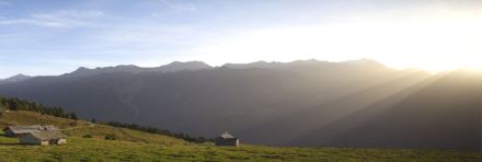 alba sopra una valle.