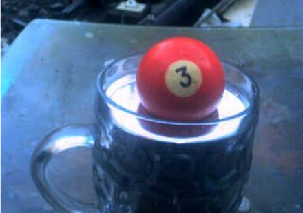 È soprattutto la forza di Archimede che permettere a questa palla da biliardo di emergere per tre quarti da questo bicchiere di mercurio dalla densità eccezionale.