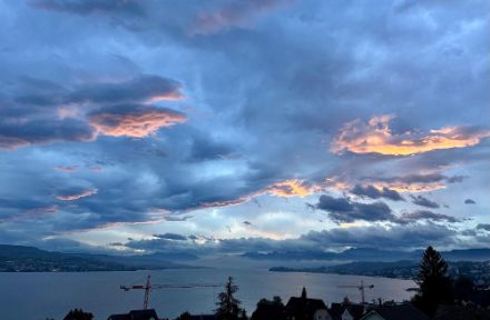 Alba a Oberrieden (ZH) con nubi lenticolari illuminate dai primi raggi di sole, guardando verso le Alpi Glaronesi.