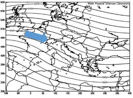 Geopotenziale medio a 500 hPa (circa 5500 metri) dal 1° gennaio al 28 febbraio nel periodo 1991-2020 secondo le rianalisi https://psl.noaa.gov/data/composites/day/. A 500 hPa prevalgono in media i venti da nord-ovest (freccia blu), che tendenzialmente causano sbarramento a nord delle Alpi ed eventuale favonio al Sud. Va notato che si tratta di un valore medio; talvolta, ma più raramente, si verificano anche in inverno condizioni con correnti da sud -sudovest.