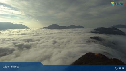Mare di nebbia immortalato dalla webcam del San Salvatore il 16 novembre 2021.