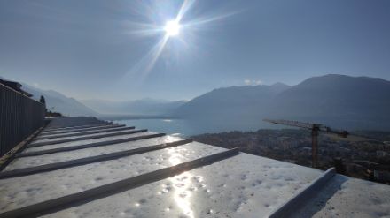 Parte delle copertura dello stabile di Locarno-Monti danneggiata dalla grandine. 
