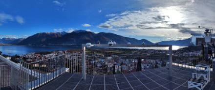 Le ampie schiarite nel pomeriggio odierno viste dalla sede regionale di MeteoSvizzera a Locarno Monti