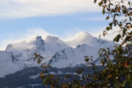 I venti da forti a tempestosi in quota spostano la neve fresca non ancora compattata tra il Chaiserstock, il Chronenstock e il Blüemberg (SZ).