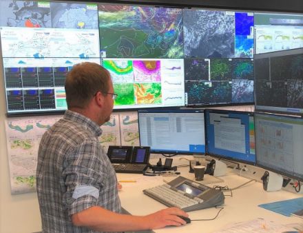 Fig. 2: Produzione del TAF nel centro di previsione e di meteorologia per l’aviazione di MeteoSvizzera presso l'aeroporto di Zurigo. 