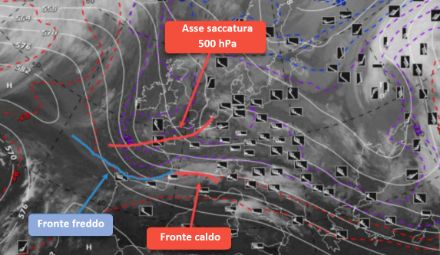 Immagine satellitare MSG infrarosso (IR 10.8) valida alle 12 UTC (13:00 ora locale) del 20.11.2023 con sovrapposti i livelli (isoipse) e le temperature (isoterme) a 500 hPa (circa 5700 m).