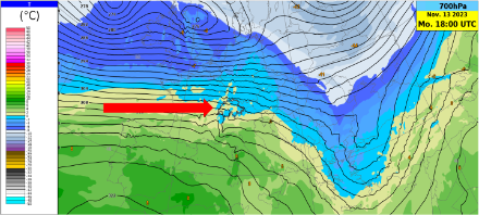 Temperatur (°C, eingefärbte Flächen) und Geopotential (hm, schwarze Isolinien) auf 700 hPa (ca. 3000 M. ü. M.) am Montag, 13. November um 18 UTC. Mit westlichen Winden (roter Pfeil) wird milde Luft zu den Alpen geführt. Selbst auf rund 3000Temperatura (°C, aree colorate) e geopotenziale (hm, isolinee nere) a 700 hPa (circa 3000 m sul livello del mare) lunedì 13 novembre alle 18 UTC. I venti occidentali (freccia rossa) porteranno aria mite sulle Alpi. Anche a circa 3000 metri, le temperature sulle Alpi svizzere sono appena sotto lo zero.
