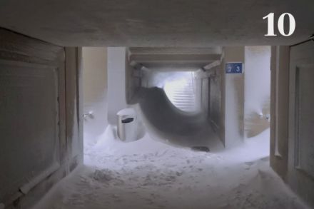 Cumuli di neve portata dal vento nel sottopassaggio della stazione di Bex (Canton Vaud), 10 dicembre 2017. Foto: Mikhaël Schwander
