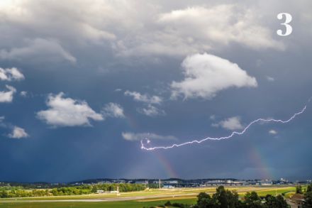Arcobaleno primario e secondario accompagnati da un fulmine presso l’Aeroporto di Zurigo. 