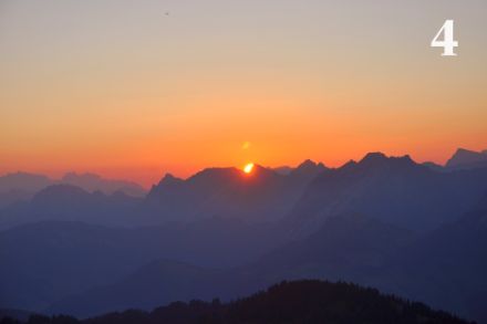 Alba dietro il Grande Mythen (Svitto), 22 agosto 2023. Foto: Julian Grundlehner