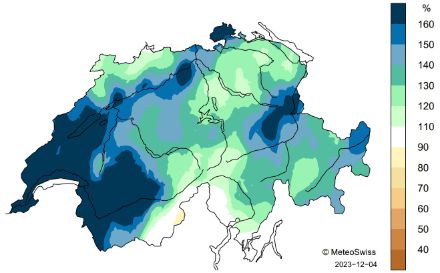 Cartina della Svizzera che rappresenta il totale delle precipitazioni dell'autunno 2023, come percentuale della norma 1991-2020. Il colore dominante è il blu, che indica che le precipitazioni sono state più abbondanti della media.