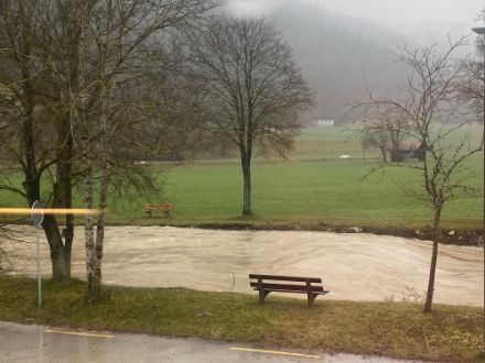I fiumi minacciano di uscire dagli argini, come qui a Fleurier nella Val de Travers (NE) nel primo pomeriggio di lunedì.