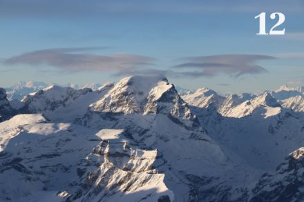 Vista da nord verso il Tödi (3612 m), 28 dicembre 2022. Al di sopra della vetta si sono formati alcuni altocumuli lenticolari. Foto: D. Gerstgrasser.