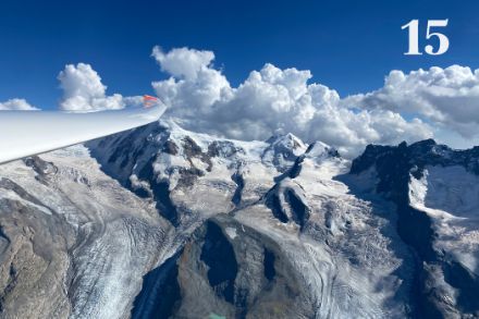 Cumuli sviluppatisi verticalmente a mo’ di torre attorno al Monte Rosa, osservati dal cockpit di un aliante durante un volo sopra la Valle di Zermatt. Foto: Aude Untersee