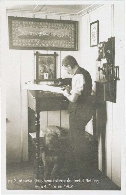 Leggenda: L'osservatore meteorologico al lavoro sul Säntis nel 1922.