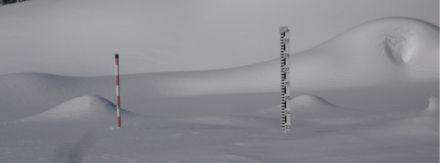 A destra l’asta di misura per la misura della neve totale, in questo caso 2.3 metri, era il febbraio 2014 a San Bernardino
