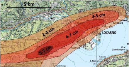 Stima dell'area colpita da grandine di grandi dimensioni. Le aree colpite da grandine < 2 cm non sono mostrate. Questa mappa è stata creata sulla base dell'analisi dei dati radar meteorologici, delle osservazioni degli utenti ricevute tramite l'applicazione MeteoSwiss, dell'analisi dei danni nella regione e della mappatura degli interventi effettuati dal Corpo Civici Pompieri di Locarno. Elaborazione MeteoSvizzera, sfondo: www.geomap.admin.ch.